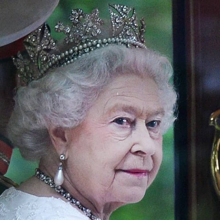 ملكة بريطانيا تدعم قرار هاري بالتنحي في رد غير متوقع 
