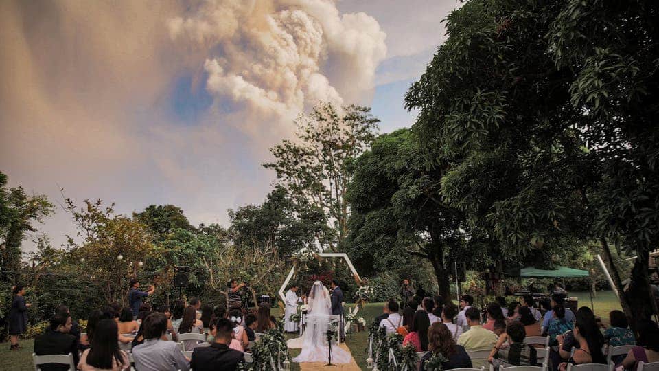 زفاف تحت البركان الثائر وصور رهيبة