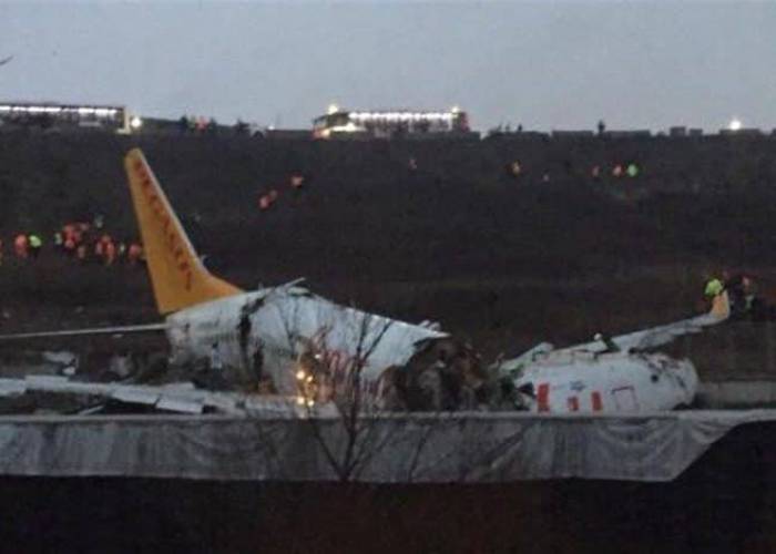 انشطار طائرة في مطار صبيحة إسطنبول