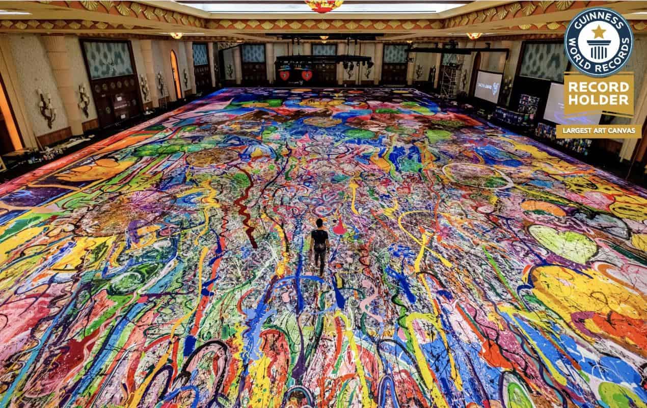 الرسام البريطاني الشهير المقيم في دبي ساشا جفري يحقق لقب غينيس للأرقام القياسية بأكبر لوحة قماشية فنية في العالم