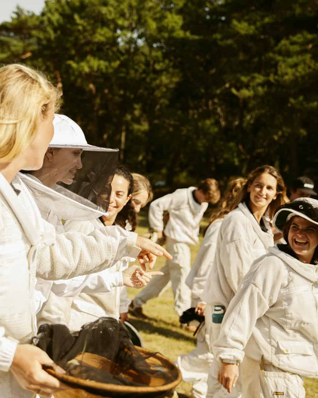  أول دفعة من النساء اللواتي تخرّجن من برنامج جيرلان X اليونسكو الذي يجمع بين ريادة الأعمال النسائية والحفاظ على النحل 