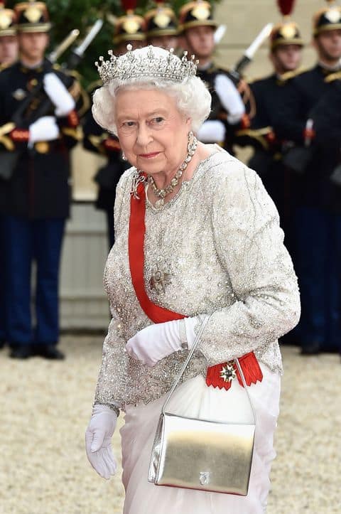 أسرار حقيبة الملكة اليزابيث