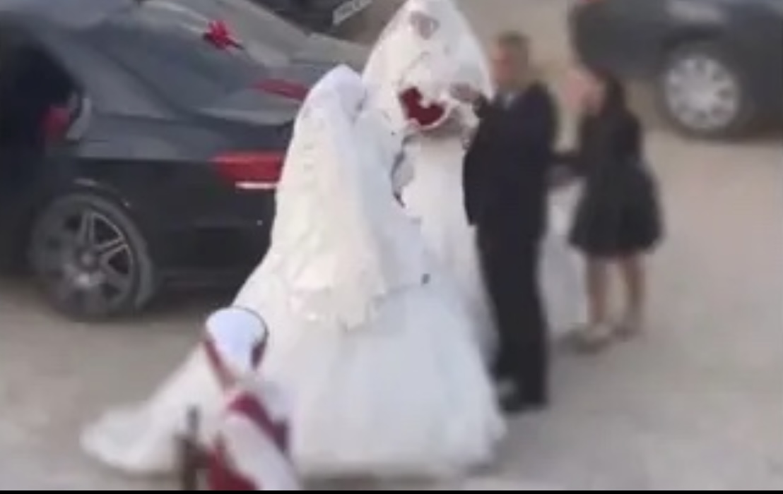 شاب يتزوج فتاتان زفاف عريس