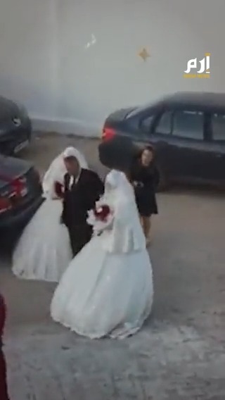 شاب يتزوج فتاتان زفاف عريس