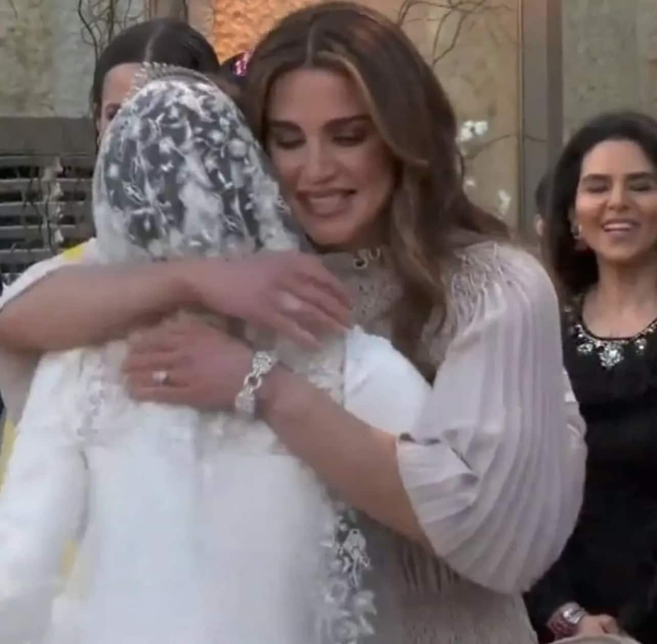 حضور مذهل للملكة رانيا أم العروس 