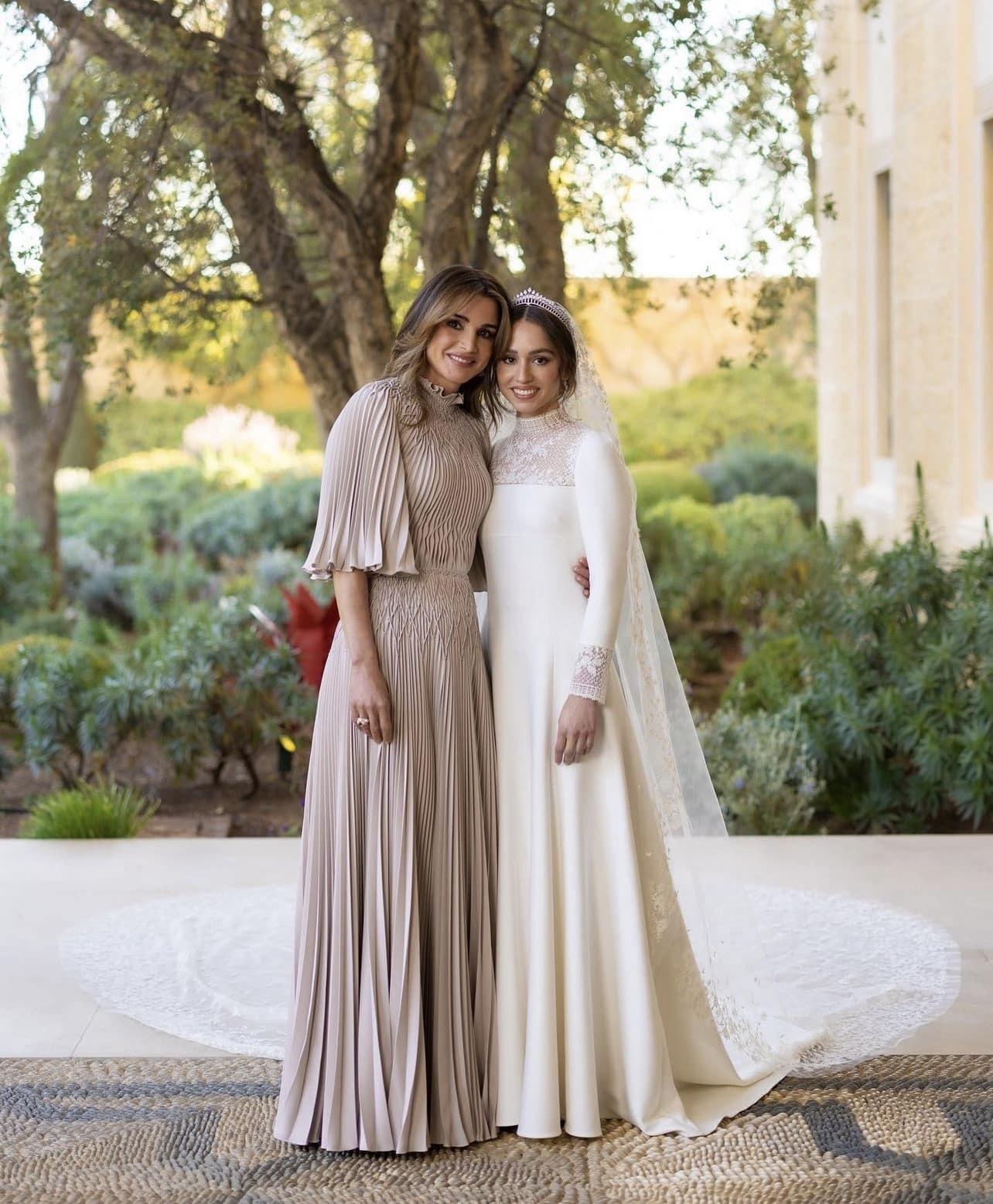 زفاف ملكي ل الأميرة إيمان مع والدتها الملكة رانيا 