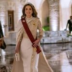 الملكة رانيا بفستان من تصميم إيلي صعب