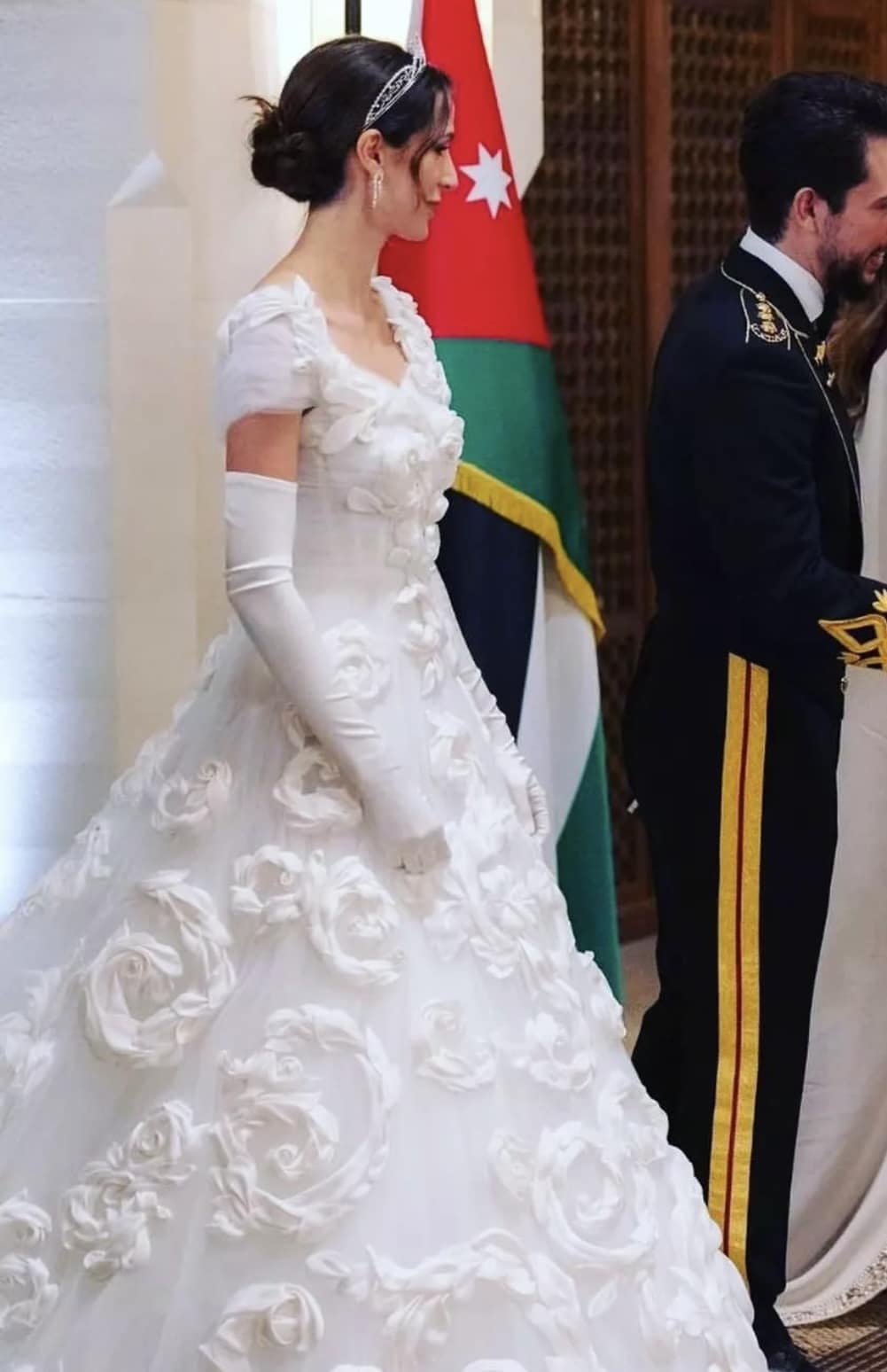 الأميرة رجوة تتألق في زفافها بفستان دولتشي أند غابانا